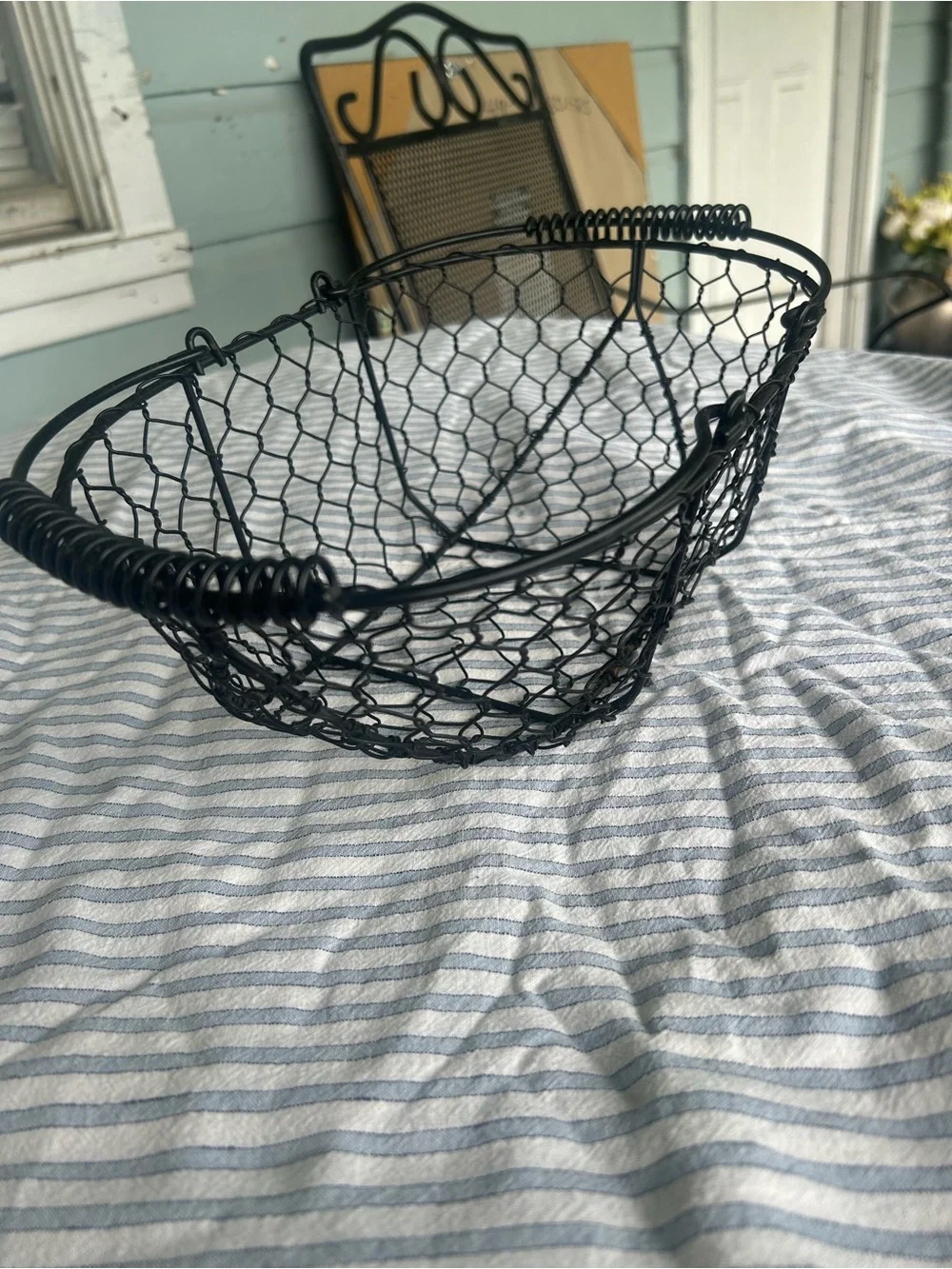 Farmhouse Chicken Wire Oval Black With Handle Farmhouse